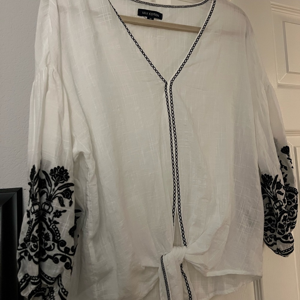 Blouse black and white - super cute and light weight. Sz med brand/Max Edition